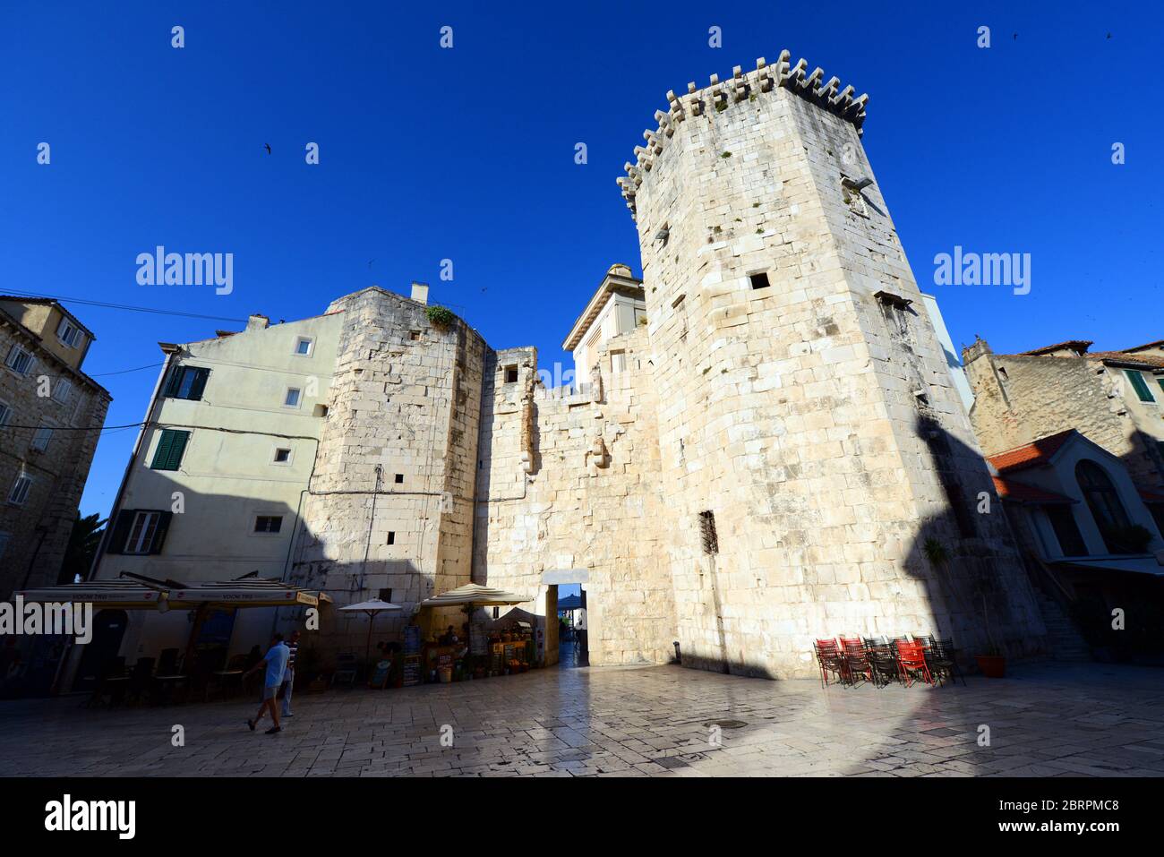 Der venezianische Turm in der Wand des Diokletianspalastes in Split, Kroatien. Stockfoto