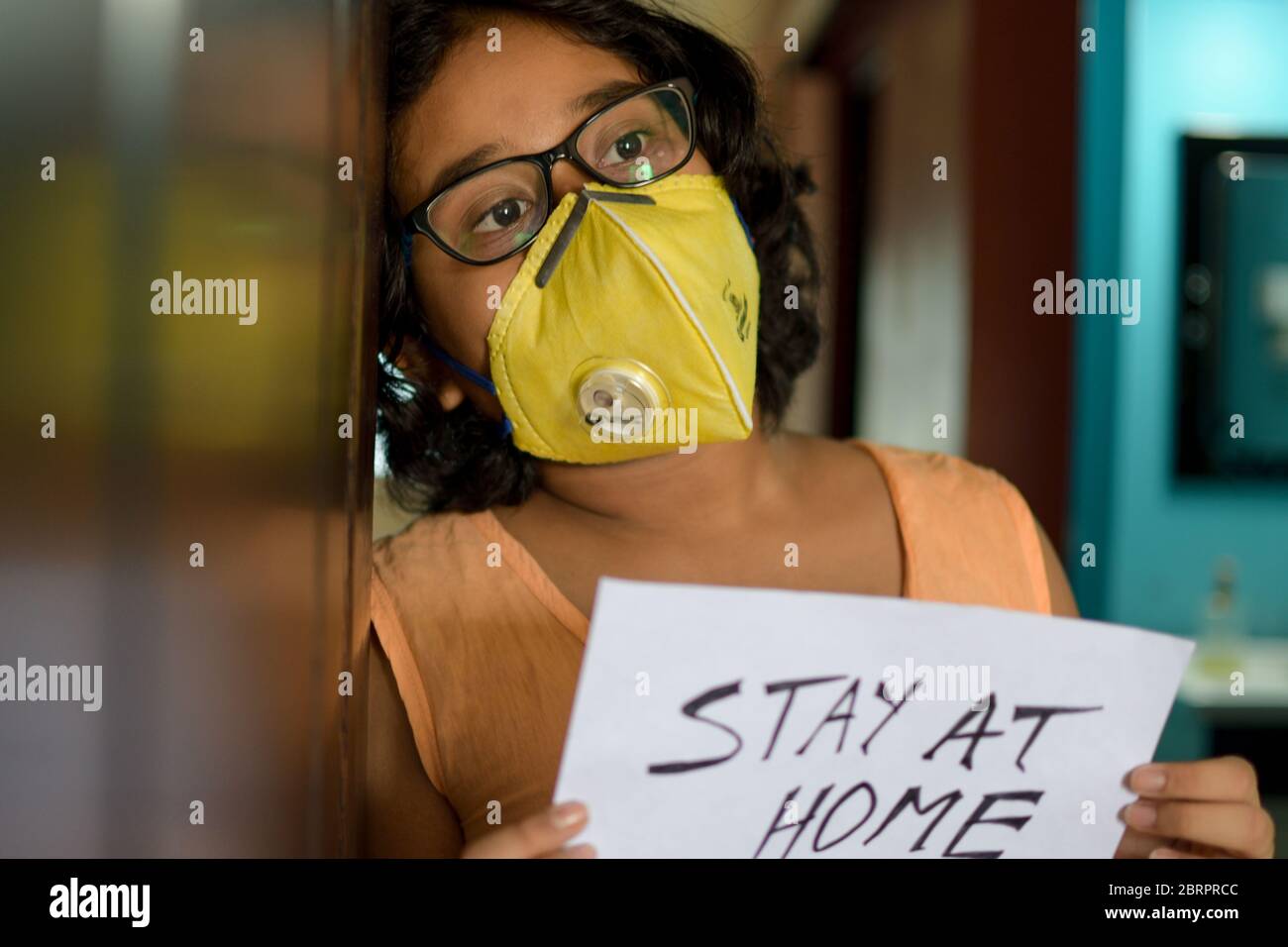 Mädchen mit Quarantäne-Nachricht "Bleit zu Hause", um COVID-19-Pandemie zu bekämpfen Stockfoto