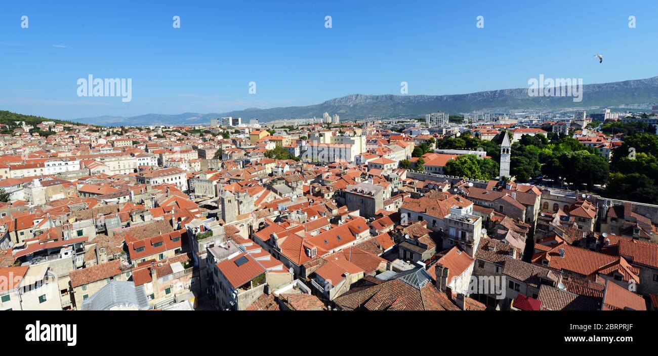 Ein Blick auf die Altstadt von Split einschließlich des Diokletianspalastes. Stockfoto