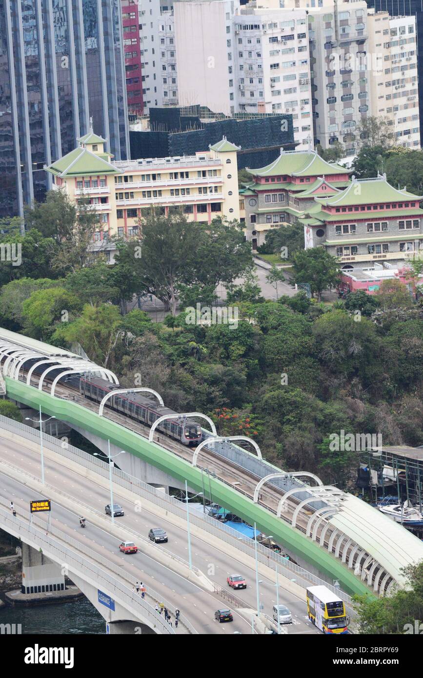 Die AP Lei Chau Brücke für Fahrzeuge und die MTR Süd Insel Linie. Stockfoto
