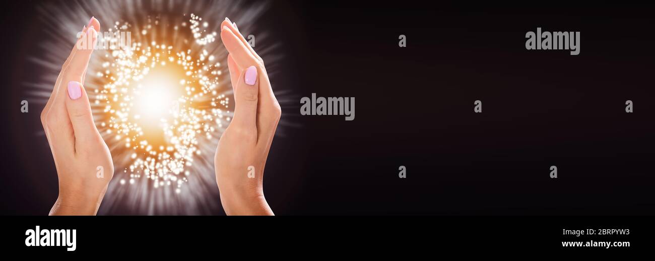 Reiki Energie Power. Psychische Hand Mit Spirituellem Licht Stockfoto
