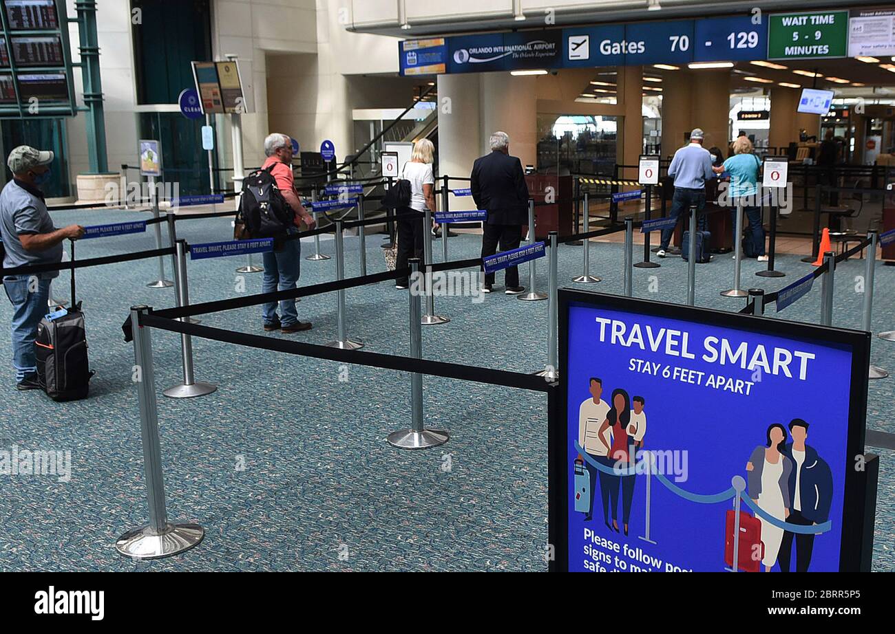 Orlando, Usa. Mai 2020. Ein Schild, das Passagiere daran erinnert, sich in einem Abstand von 1,2 m aufzuhalten, befindet sich an einem Kontrollpunkt am Orlando International Airport. Die Transportation Security Administration hat neue Richtlinien für die Überprüfung von Fluggästen eingeführt, um die Wahrscheinlichkeit zu verringern, dass ihre Offiziere dem Coronavirus ausgesetzt sind. Die neuen Vorschriften, die Mitte Juni bundesweit in Kraft treten, beinhalten die Anforderung, dass Passagiere ihre eigenen Bordkarten scannen müssen, sowie eine Empfehlung, Gesichtsmasken zu tragen. Quelle: SOPA Images Limited/Alamy Live News Stockfoto Orlando, Usa. Mai 2020. Ein Schild, das Passagiere daran erinnert, sich in einem Abstand von 1,2 m aufzuhalten, befindet sich an einem Kontrollpunkt am Orlando International Airport. Die Transportation Security Administration hat neue Richtlinien für die Überprüfung von Fluggästen eingeführt, um die Wahrscheinlichkeit zu verringern, dass ihre Offiziere dem Coronavirus ausgesetzt sind. Die neuen Vorschriften, die Mitte Juni bundesweit in Kraft treten, beinhalten die Anforderung, dass Passagiere ihre eigenen Bordkarten scannen müssen, sowie eine Empfehlung, Gesichtsmasken zu tragen. Quelle: SOPA Images Limited/Alamy Live News Stockfoto