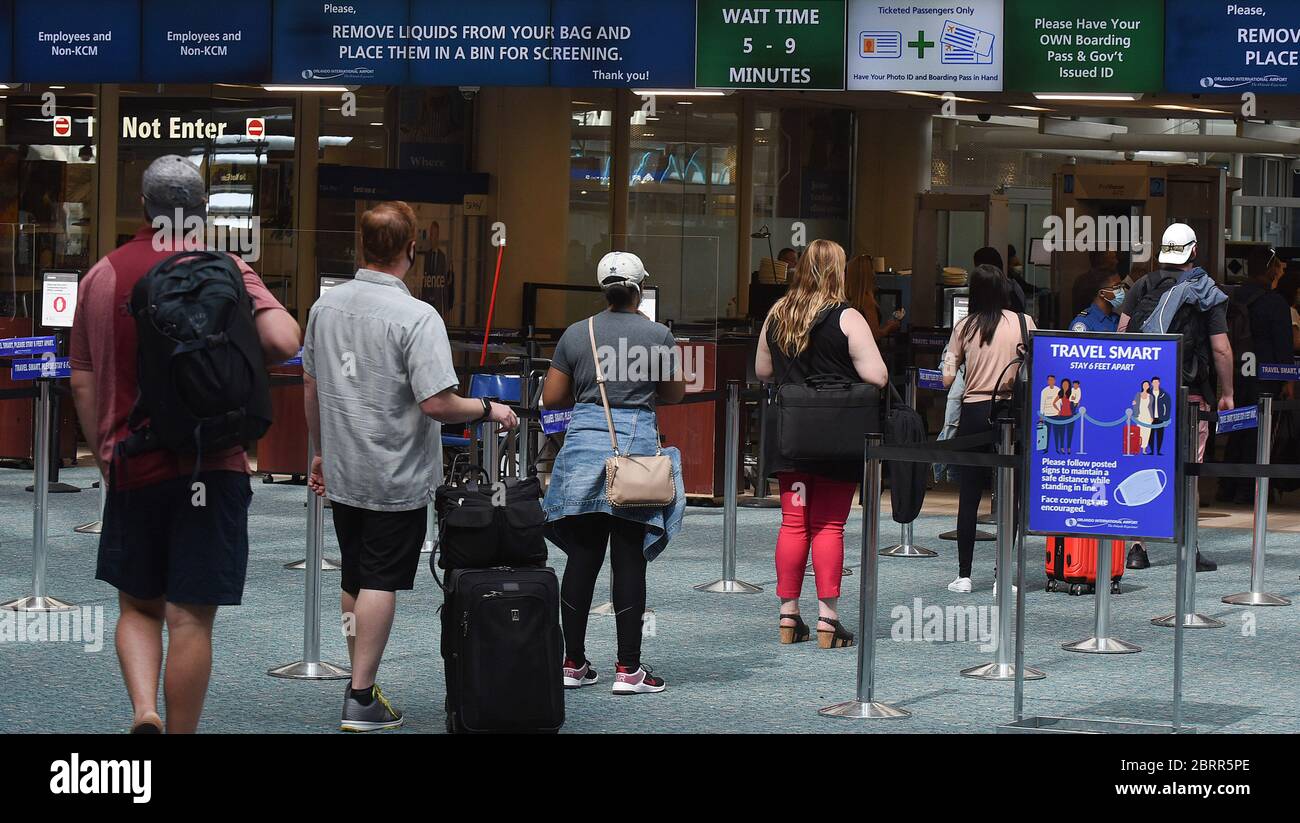 Orlando, Usa. Mai 2020. Ein Schild, das Passagiere daran erinnert, sich in einem Abstand von 1,2 m aufzuhalten, befindet sich an einem Kontrollpunkt am Orlando International Airport. Die Transportation Security Administration hat neue Richtlinien für die Überprüfung von Fluggästen eingeführt, um die Wahrscheinlichkeit zu verringern, dass ihre Offiziere dem Coronavirus ausgesetzt sind. Die neuen Vorschriften, die Mitte Juni bundesweit in Kraft treten, beinhalten die Anforderung, dass Passagiere ihre eigenen Bordkarten scannen müssen, sowie eine Empfehlung, Gesichtsmasken zu tragen. Quelle: SOPA Images Limited/Alamy Live News Stockfoto Orlando, Usa. Mai 2020. Ein Schild, das Passagiere daran erinnert, sich in einem Abstand von 1,2 m aufzuhalten, befindet sich an einem Kontrollpunkt am Orlando International Airport. Die Transportation Security Administration hat neue Richtlinien für die Überprüfung von Fluggästen eingeführt, um die Wahrscheinlichkeit zu verringern, dass ihre Offiziere dem Coronavirus ausgesetzt sind. Die neuen Vorschriften, die Mitte Juni bundesweit in Kraft treten, beinhalten die Anforderung, dass Passagiere ihre eigenen Bordkarten scannen müssen, sowie eine Empfehlung, Gesichtsmasken zu tragen. Quelle: SOPA Images Limited/Alamy Live News Stockfoto