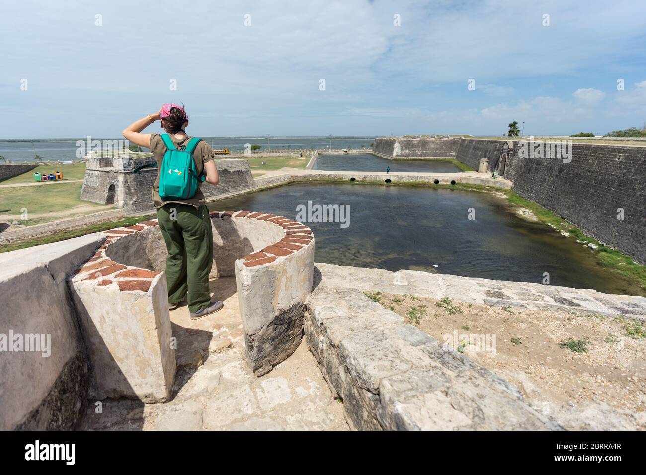 Jaffna / Sri Lanka - 15. August 2019: Asiatische Frau yount Alleinreisende tun Tourismus in historischen Jaffna Fort, Festung, Frau Tourist Stockfoto