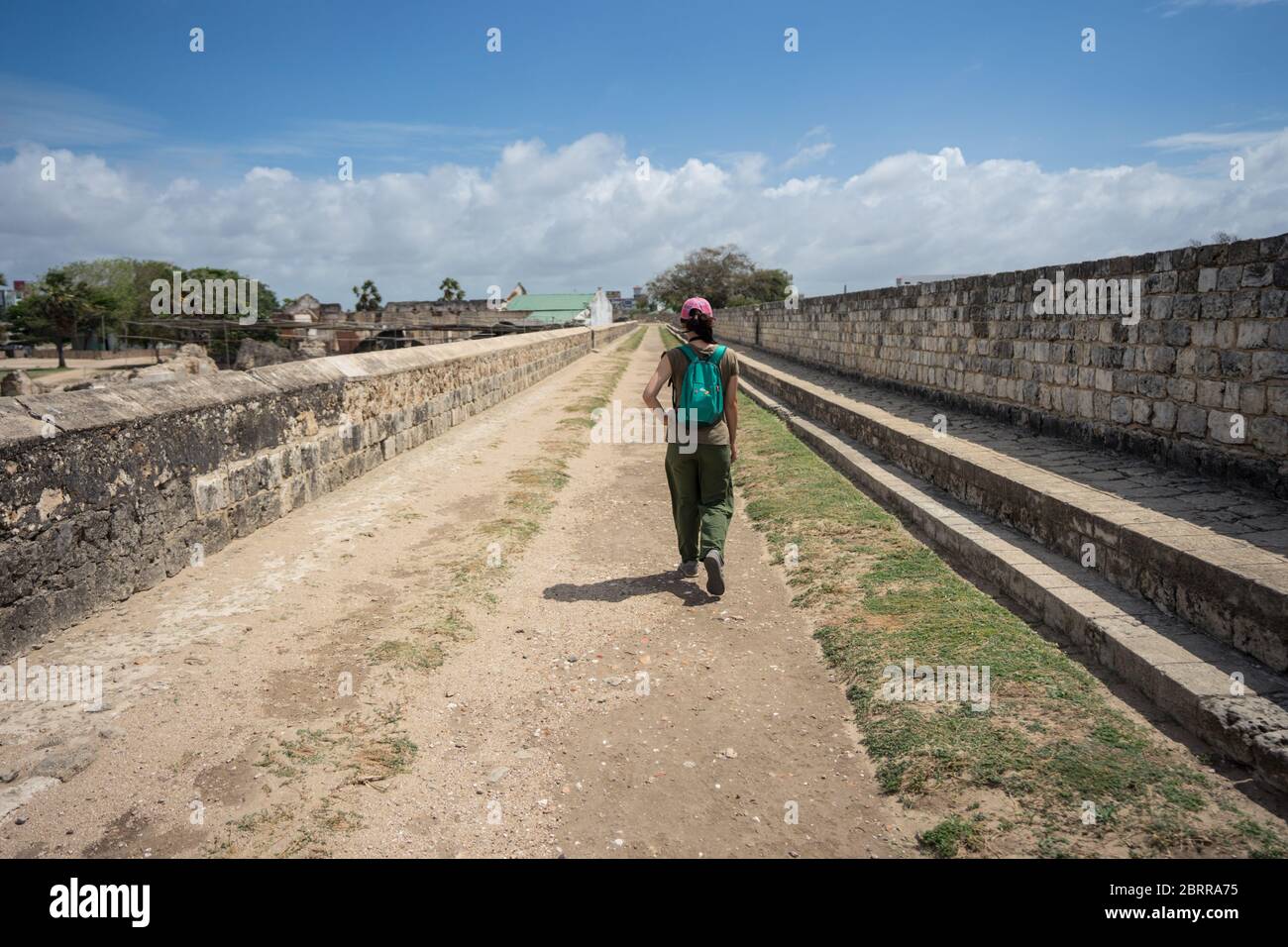Jaffna / Sri Lanka - 15. August 2019: Asiatische Frau yount Alleinreisende tun Tourismus in historischen Jaffna Fort, Festung, Frau Tourist Stockfoto