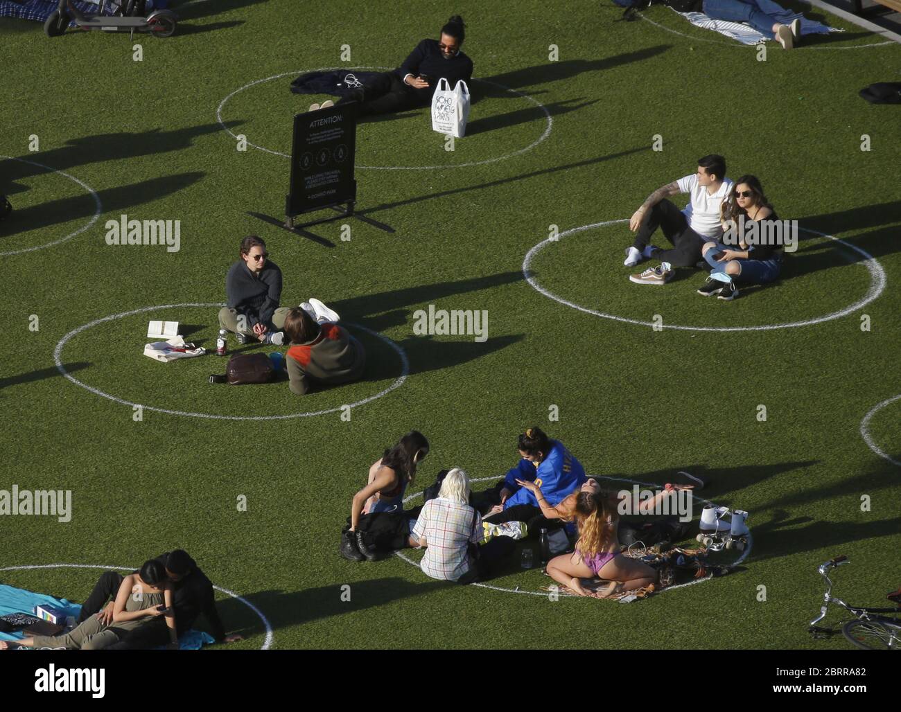 Offiziell bezeichnete soziale Distanzierungskreise werden gegründet, um die Verbreitung von COVID-19 im Domino Park in New York City am Donnerstag, den 21. Mai 2020, zu verhindern. Die Todesrate des US-Coronavirus liegt jetzt über 90,000 und die Zahl der gemeldeten Fälle übersteigt 1.5 Millionen. Foto von John Angelillo/UPI Stockfoto