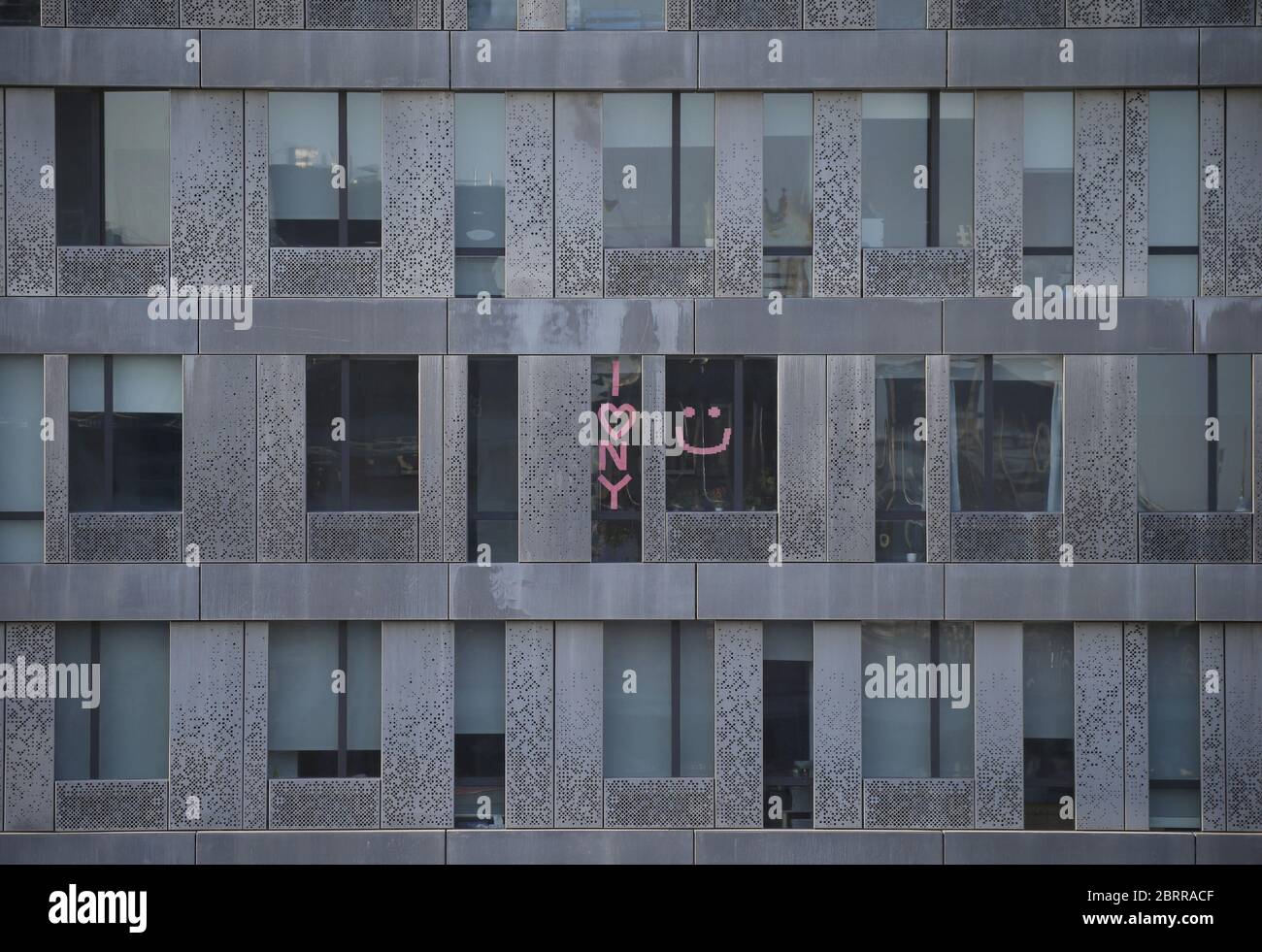 Williamsburg, Usa. Mai 2020. Am Donnerstag, den 21. Mai 2020, hängt ein Schild "I Love New York" an einem Wohnungsfenster in New York City. Die Todesrate des US-Coronavirus liegt jetzt über 90,000 und die Zahl der gemeldeten Fälle übersteigt 1.5 Millionen. Foto von John Angelillo/UPI Quelle: UPI/Alamy Live News Stockfoto