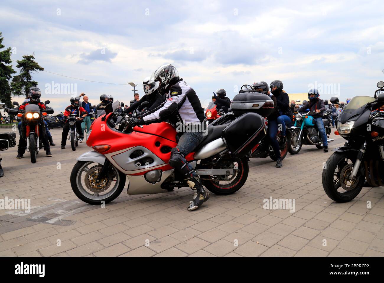 Motorradfahrer auf Cool Motorrädern, in Helmen und Lederjacken, offene Motorradsaison, Motorradfahren im Motorradrennen. Dnipro, Ukraine, 11 05 2019 Stockfoto