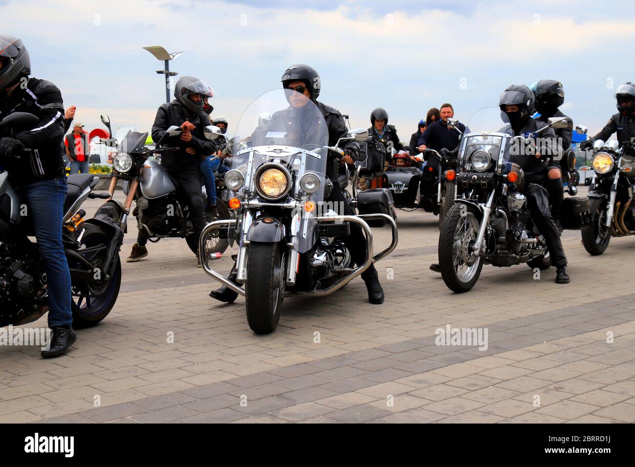 Motorradfahrer auf Cool Motorrädern, in Helmen und Lederjacken, offene Motorradsaison, Motorradfahren im Motorradrennen. Dnipro, Ukraine, 11 05 2019 Stockfoto