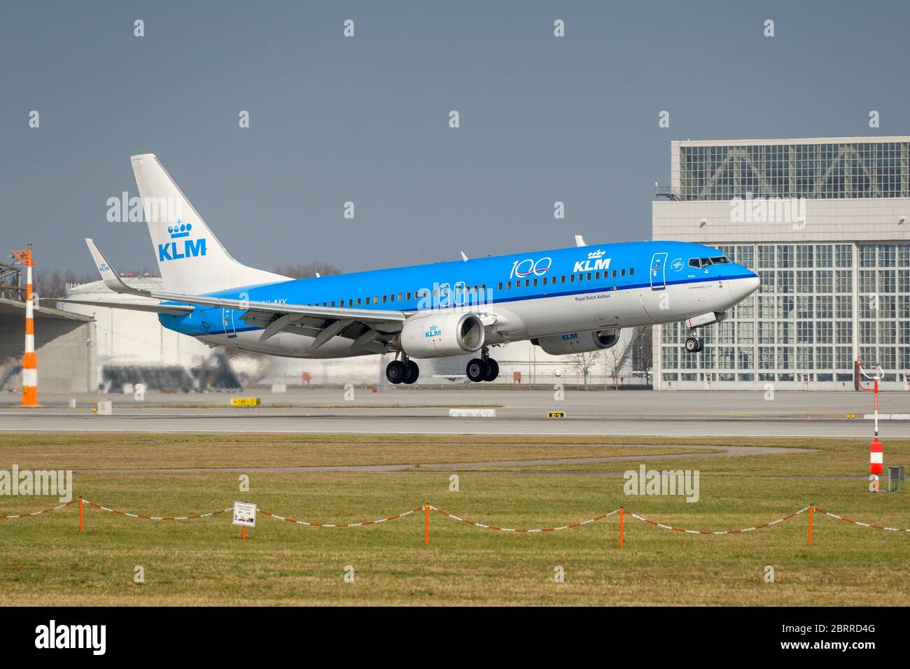 München, Deutschland - März 27. 2020 : KLM Royal Dutch Airlines Boeing 737-8K2 mit der Flugzeugzulassung PH-BXV im Anflug auf die südliche Runwa Stockfoto