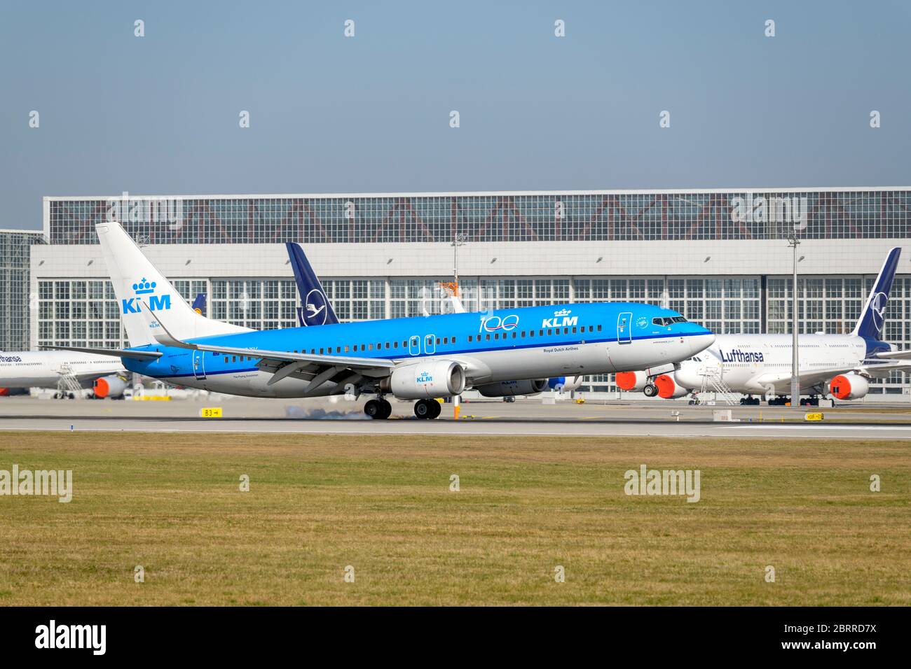 München, Deutschland - März 27. 2020 : KLM Royal Dutch Airlines Boeing 737-8K2 mit der Flugzeugzulassung PH-BXV im Anflug auf die südliche Runwa Stockfoto