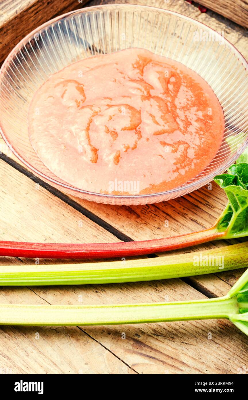 Sommerliche kalte Rhabarbersuppe auf einem Teller Stockfoto