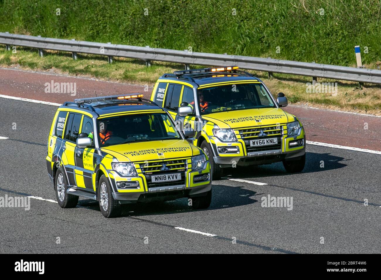 2017 Mitsubishi Shogun SG3 DI-D LWB Auto; Highways Agency Traffic Officer Moving Vehicles, Vehicle Driving, Roads, Motors, Motoring on the M6 Autobahn Stockfoto