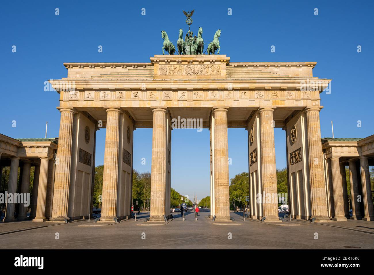 Das Brandenburger Tor in Berlin früh am Morgen ohne Menschen Stockfoto