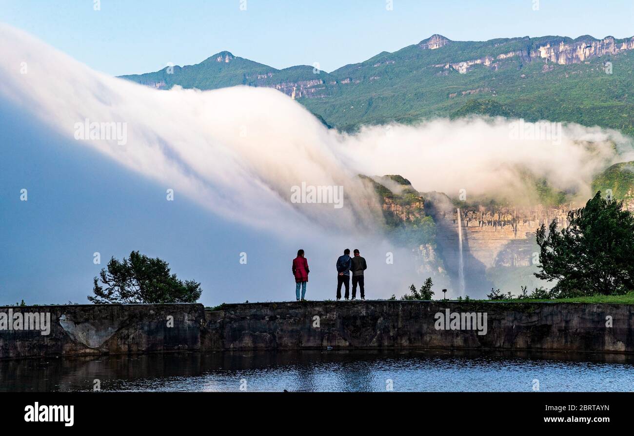 22. Mai 2020, Chongqing, Chongqing, China: SichuanÃ¯Â¼Å'CHINA-Longyan Stadt liegt im östlichen Fuß des jinfo Berg, nanchuan Bezirk, chongqing. An diesem Tag breiteten sich fließende Wolken über den Gipfel der longyan City am östlichen Fuß des jinfo Berges aus und bildeten einen Wolkenwasserfall, der schnell den Berg hinunter fiel, Schichten von "Sprudeln" wie ein Wasserfall aufrollte und den Berg hinunter brüllte. Nach der Einleitung, Wolke Wasserfall, auch bekannt als Wasserfall Wolke, ist eine Wolke von hoch bis niedrig gießen aus der Bildung der meteorologischen Landschaft, seine Bildung braucht Terrain, Temperat Stockfoto