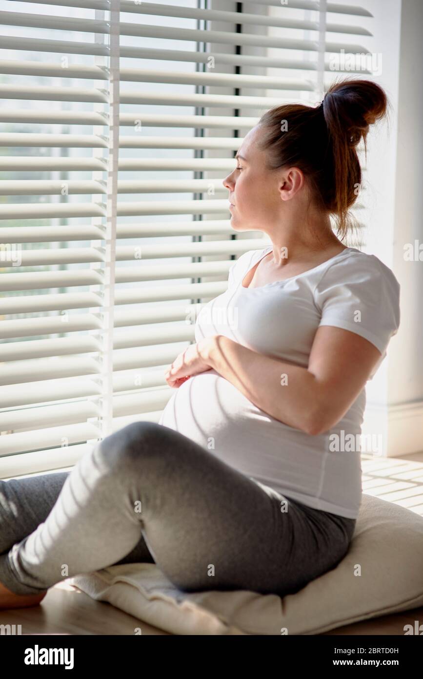 Schwangere Frau in der Sonne entspannen Stockfoto