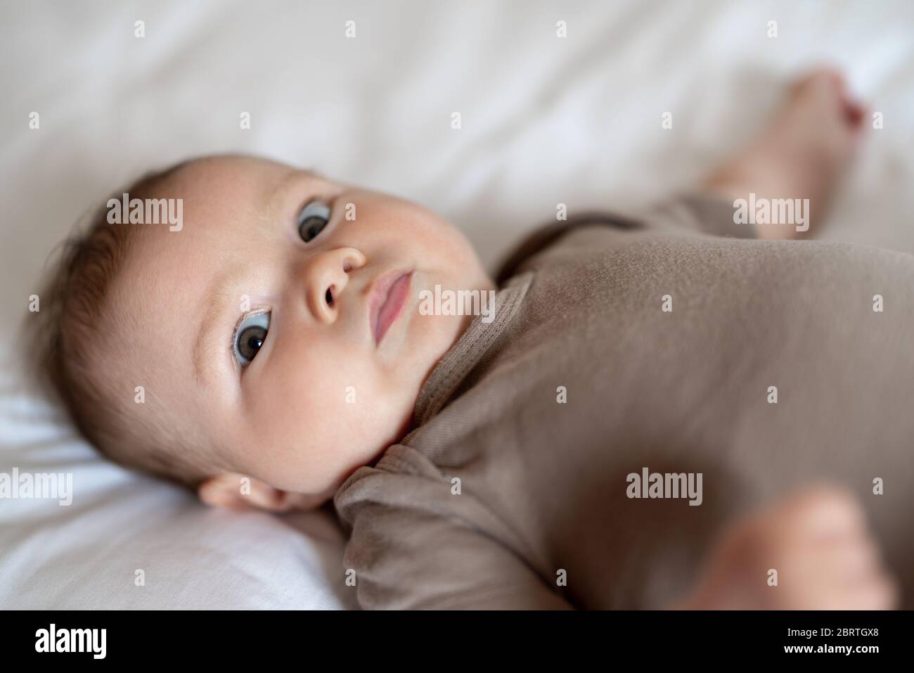 3 Monate altes Baby im Bett Stockfoto