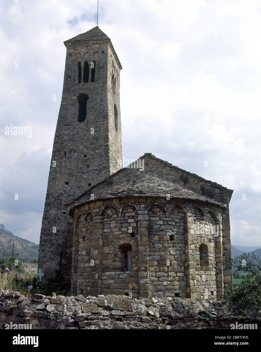 ABSIDE DE LA IGLESIA DE SAN CLEMENTE - SIGLO XI - ROMANICO LOMBARDO. STANDORT: IGLESIA DE SAN CLEMENTE. COLL DE NARGO. Lerida. SPANIEN. Stockfoto