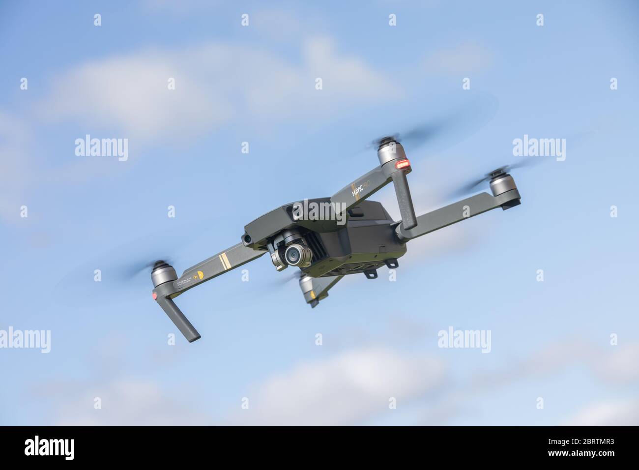 DJI Mavic Pro Drohne in Drohne Grau fliegt mit Himmelshintergrund und drehenden Propellern Stockfoto