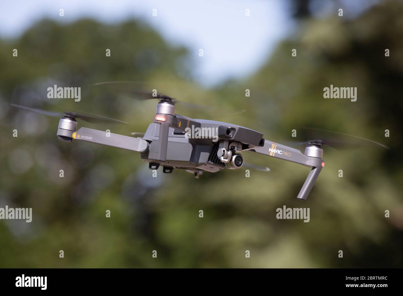 DJI Mavic Pro Drohne in Drohne Grau fliegt mit Himmelshintergrund und drehenden Propellern Stockfoto