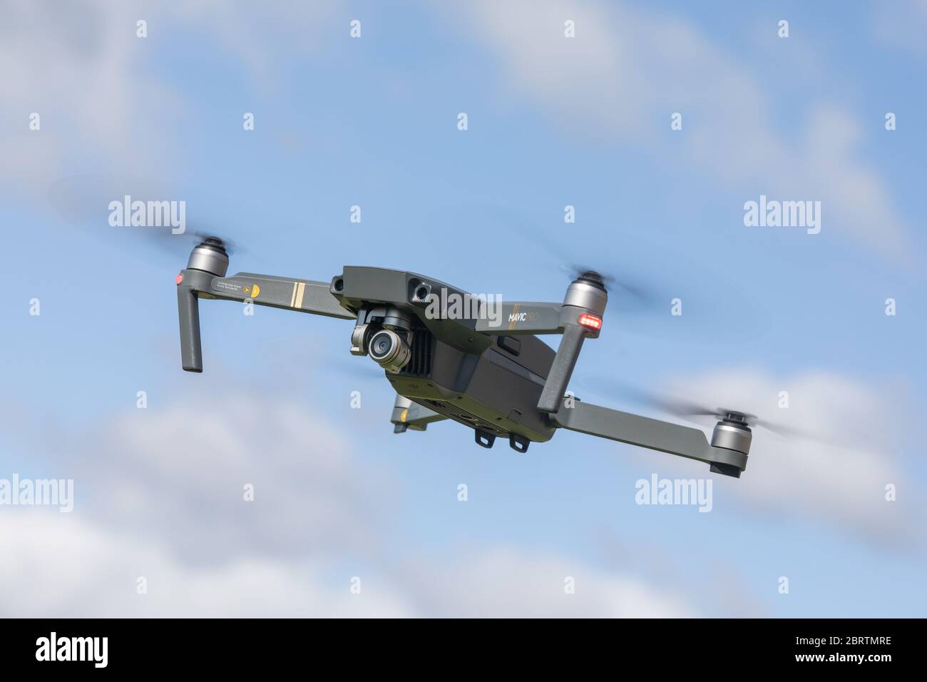 DJI Mavic Pro Drohne in Drohne Grau fliegt mit Himmelshintergrund und drehenden Propellern Stockfoto