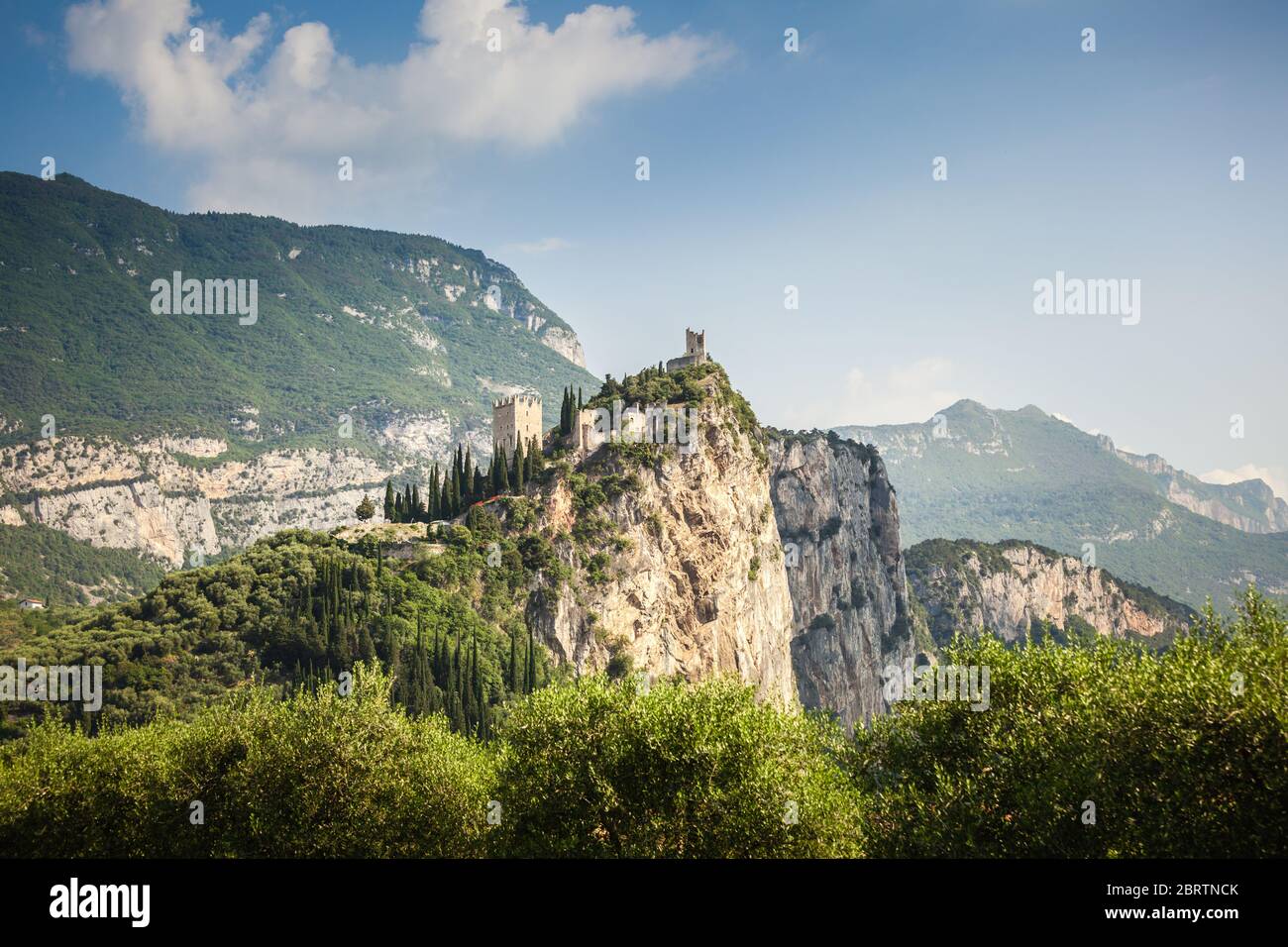 Schloss Arco (Castello di Arco) auf hohem Felsblick in den Alpen, Sarca-Tal, Trentino-Südtirol Norditalien Stockfoto
