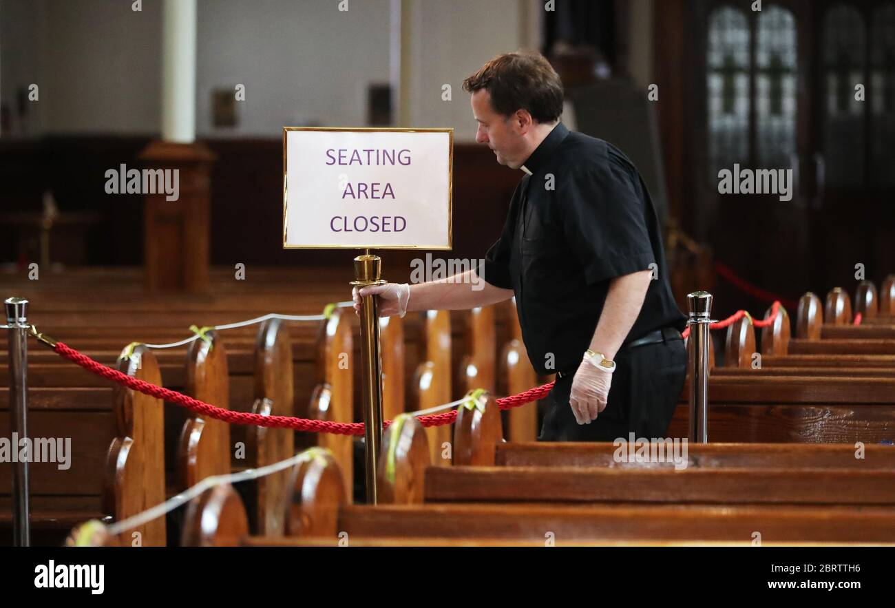 P. Tim Bartlett installiert Covid-19 soziale Distanzierungsmaßnahmen in Belfasts ältester katholischer Kirche, St. Marys in Chapel Lane, die am Samstag nach der Einführung von Maßnahmen zur Beendigung der Blockade für das private Gebet geöffnet werden soll. Stockfoto