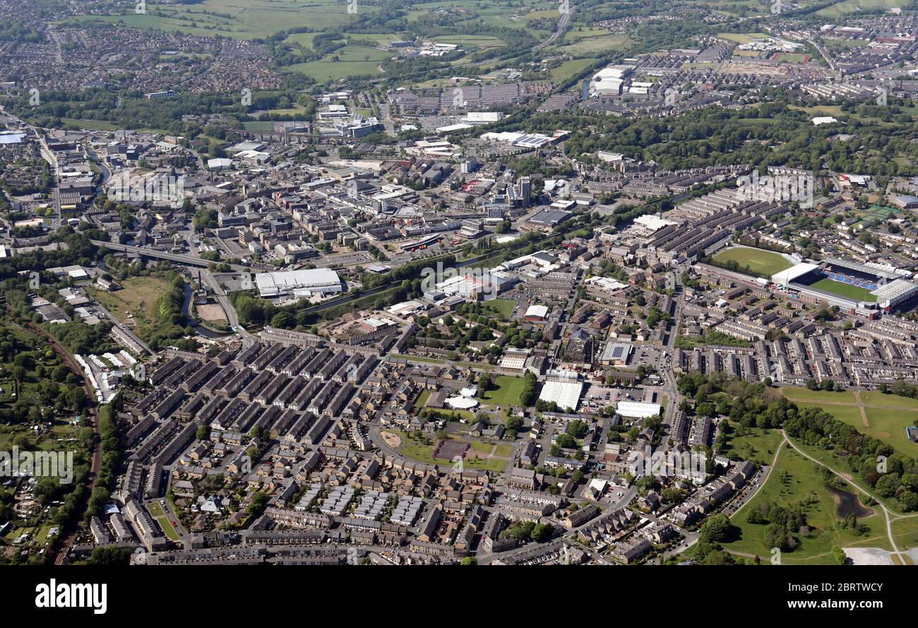 Luftaufnahme der Skyline von Burnley von der Pike Hill-Gegend der Stadt mit Blick nach Nordwesten, Lancashire Stockfoto