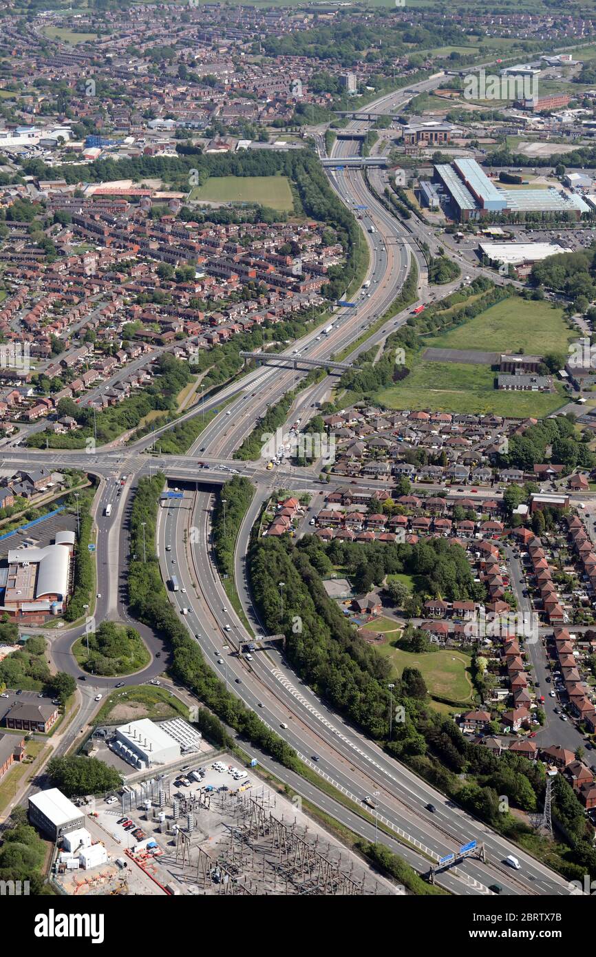 Luftaufnahme der Autobahn M60 an der Anschlussstelle 21, Chadderton Blick nach Südosten in Richtung Anschlussstelle 22 Copster Hill, in der Nähe von Oldham, Greater Manchester Stockfoto
