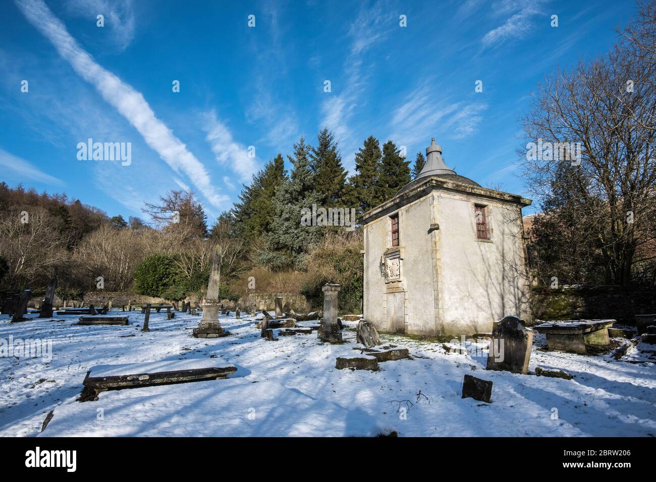 Schneebedeckter Friedhof in der Pfarrkirche in Clachan von Campsie Stockfoto
