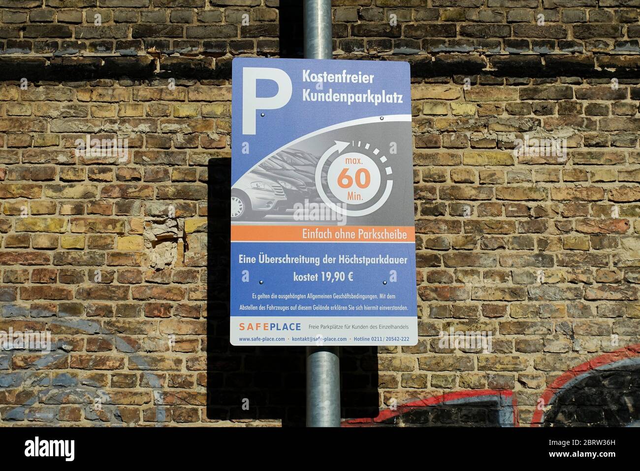 Kostenloser Kundenparkplatz am Aldi Nord in Berlin Stockfoto