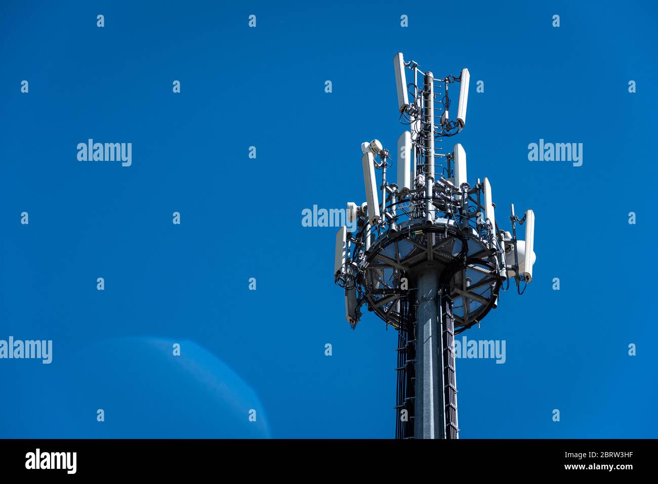 Ansicht der Antenne, die für das Mobilfunknetz verwendet wird, mit Platz für Text Stockfoto