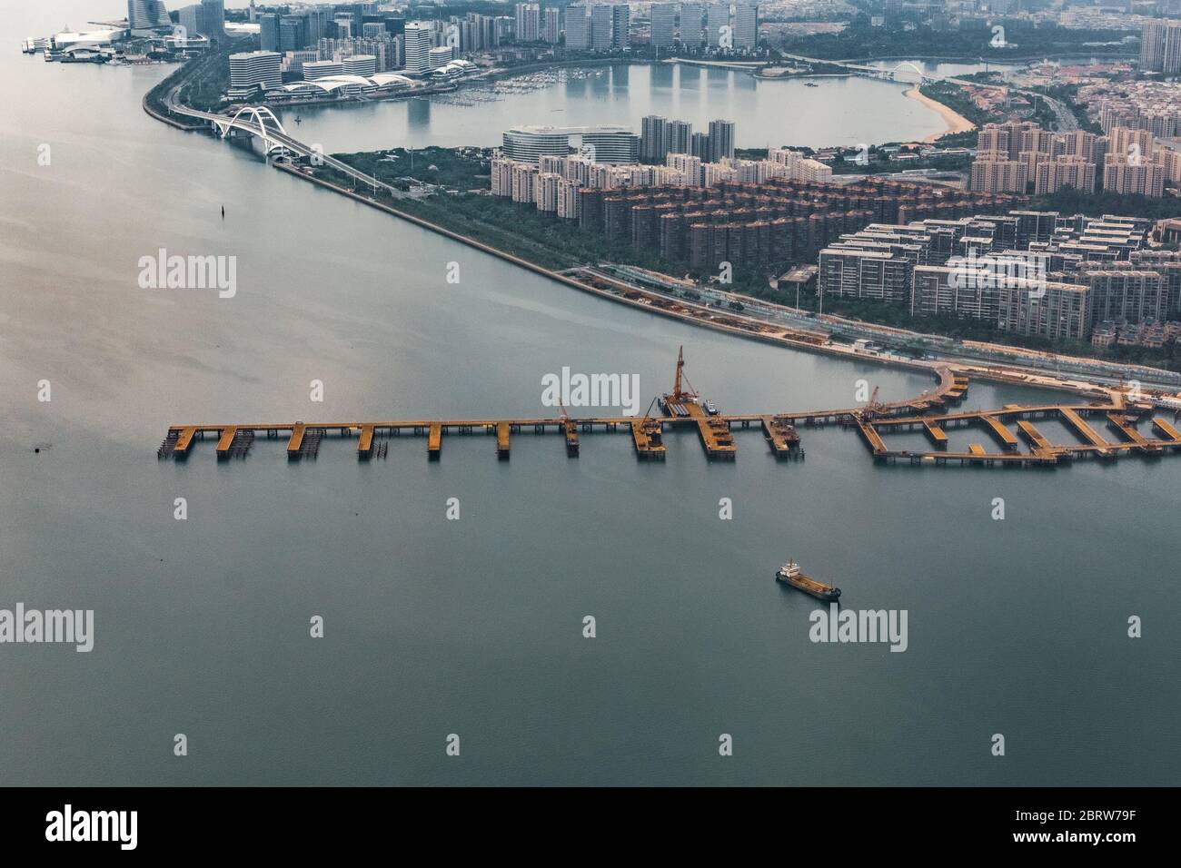 22. Mai 2020, Xianmen, Xianmen, China: Der Flughafen FujianÃ¯Â¼Å'CHINA-Xiamen befindet sich im huli-Viertel der Insel. T3 wurde 1996 gebaut und T4 fast 20 Jahre später. Es ist einer der 12 Fernverkehrsflughäfen in China. Bis zum Osten der Landebahn und Küste, in der Nähe des Flughafenhotels am Nachmittag, aber die tatsächliche Ankunft war es schwarz, Und hören Sie, das Hotel war nicht in der Vergangenheit, schlagen Sie vor, die T3 zu sehen, leider hatte T3 auch blockiert und kann nicht schließen, Flugzeug über den Himmel, aber es wird spät, hilflos dauerte ein paar Nächte, aß Wa Rindfleisch Nudeln. Am nächsten Morgen im Flugzeug, t Stockfoto