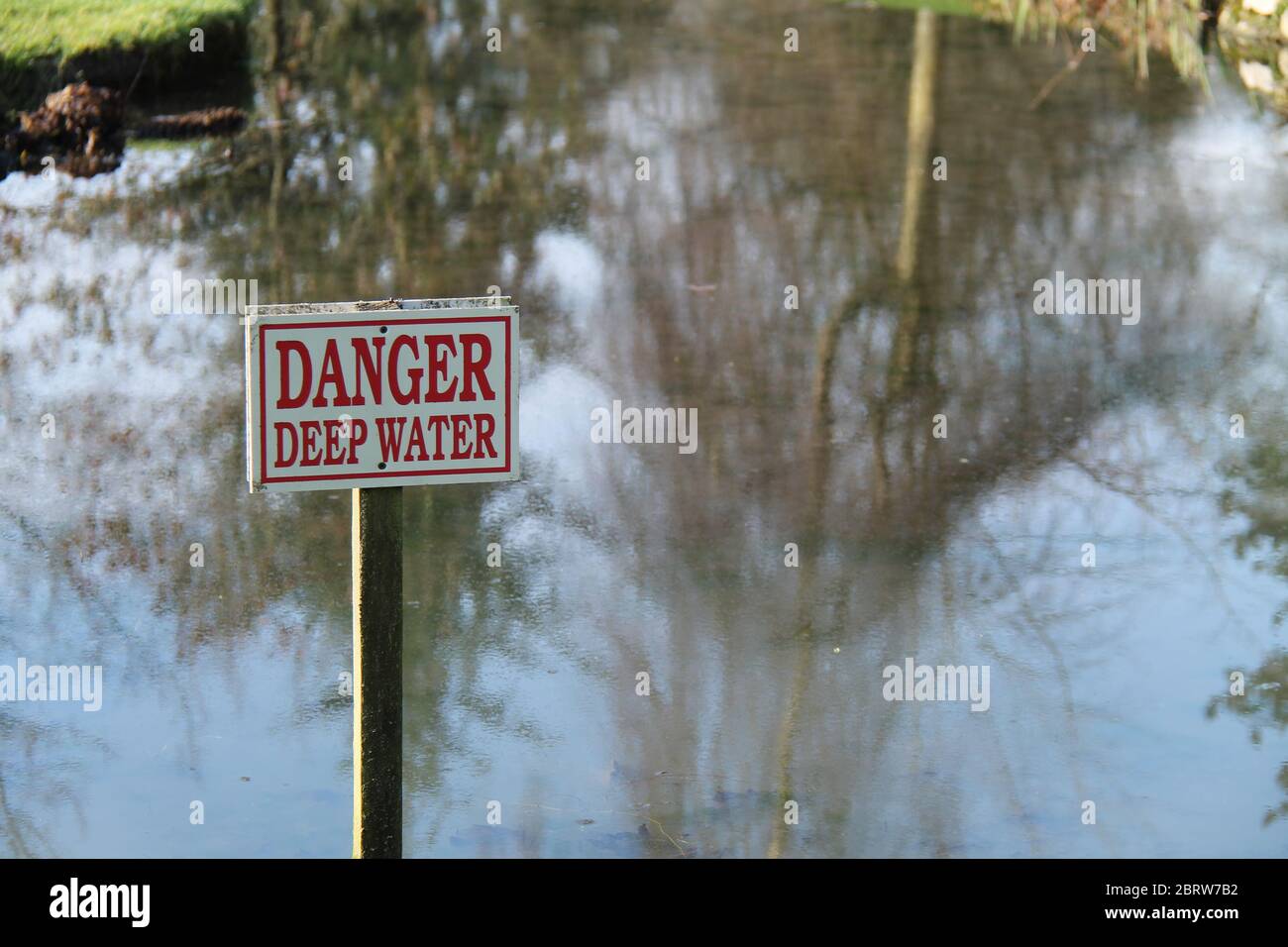 Ein Tiefwasser Warnschild an einem kleinen See. Stockfoto
