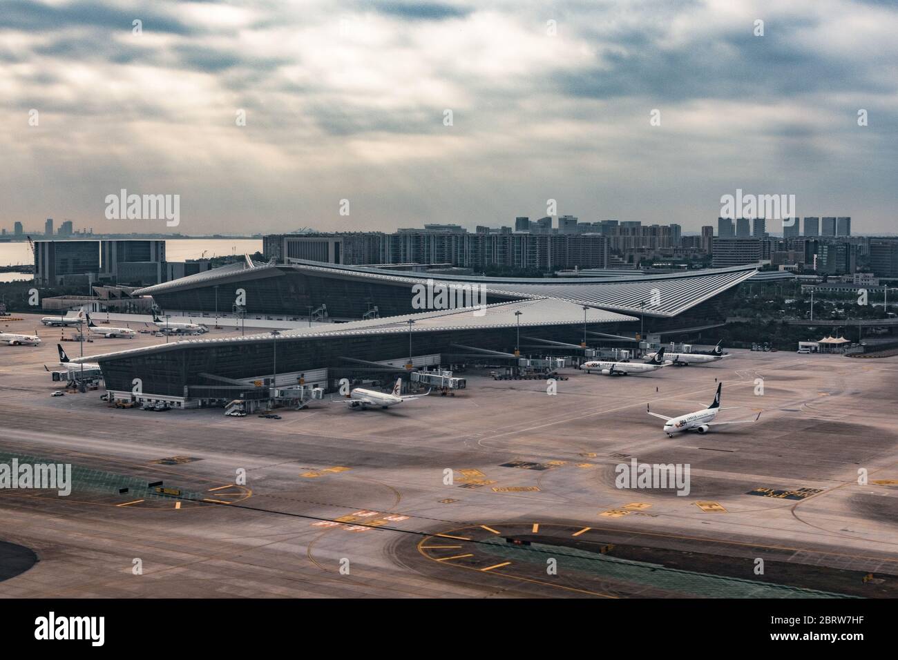 22. Mai 2020, Xianmen, Xianmen, China: Der Flughafen FujianÃ¯Â¼Å'CHINA-Xiamen befindet sich im huli-Viertel der Insel. T3 wurde 1996 gebaut und T4 fast 20 Jahre später. Es ist einer der 12 Fernverkehrsflughäfen in China. Bis zum Osten der Landebahn und Küste, in der Nähe des Flughafenhotels am Nachmittag, aber die tatsächliche Ankunft war es schwarz, Und hören Sie, das Hotel war nicht in der Vergangenheit, schlagen Sie vor, die T3 zu sehen, leider hatte T3 auch blockiert und kann nicht schließen, Flugzeug über den Himmel, aber es wird spät, hilflos dauerte ein paar Nächte, aß Wa Rindfleisch Nudeln. Am nächsten Morgen im Flugzeug, t Stockfoto