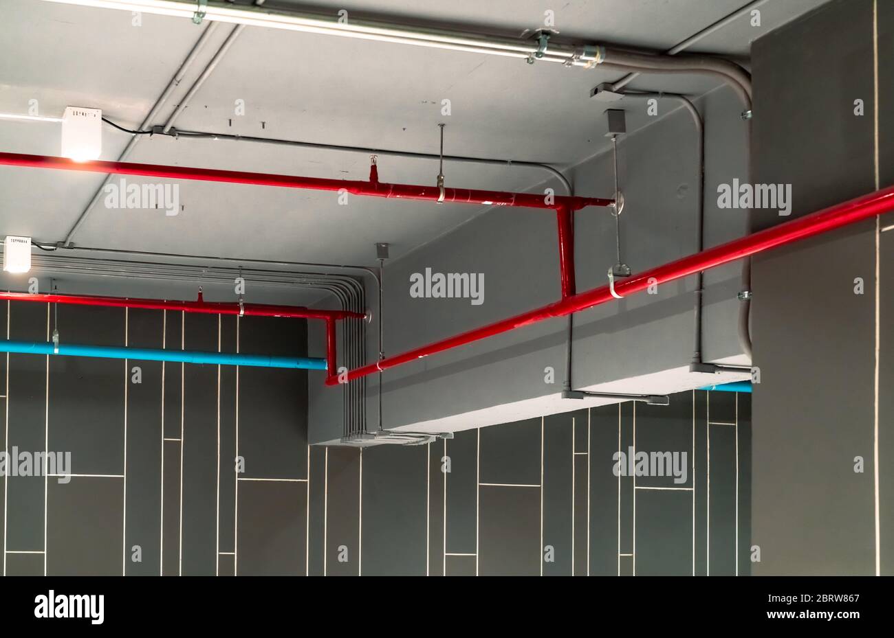 Automatische Sprinkleranlagen Sicherheitssystem und roten Wasserzuleitung. Brandunterdrückung. Brandschutz und Detektor. Sprinkleranlage mit roten Leitung Stockfoto