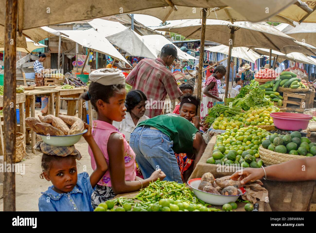 Junge afrikanische Mädchen kaufen Gemüse auf einem lokalen Markt in Toliara, Madagaskar, Afrika Stockfoto