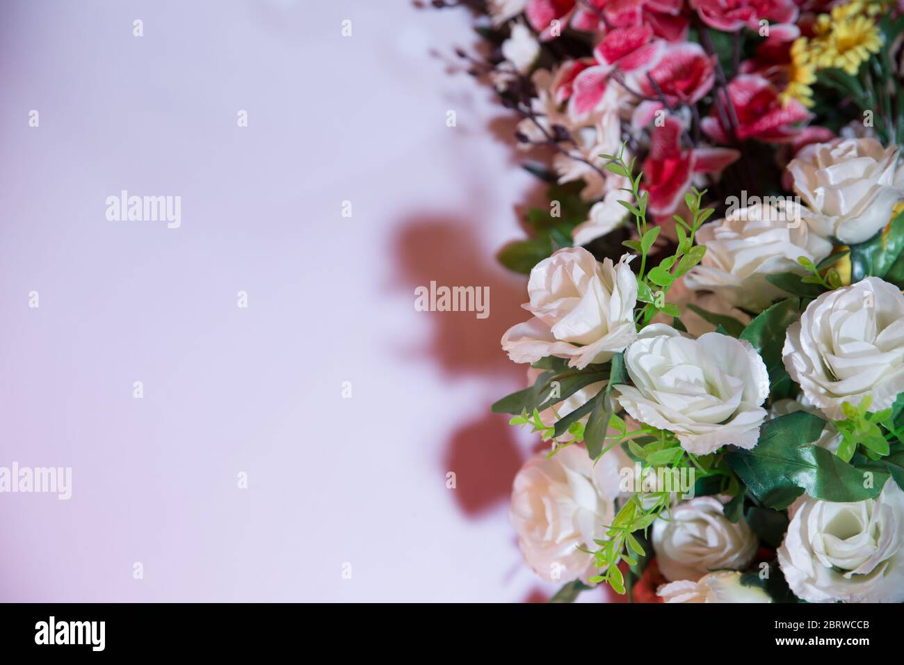 Rosen Girlande Künstliche Seide Blumen . Nahtlose Bordüre mit weißen Rosen. Isoliert auf weißem Hintergrund. Freier Platz zum Schreiben . Girlande von großen Stockfoto