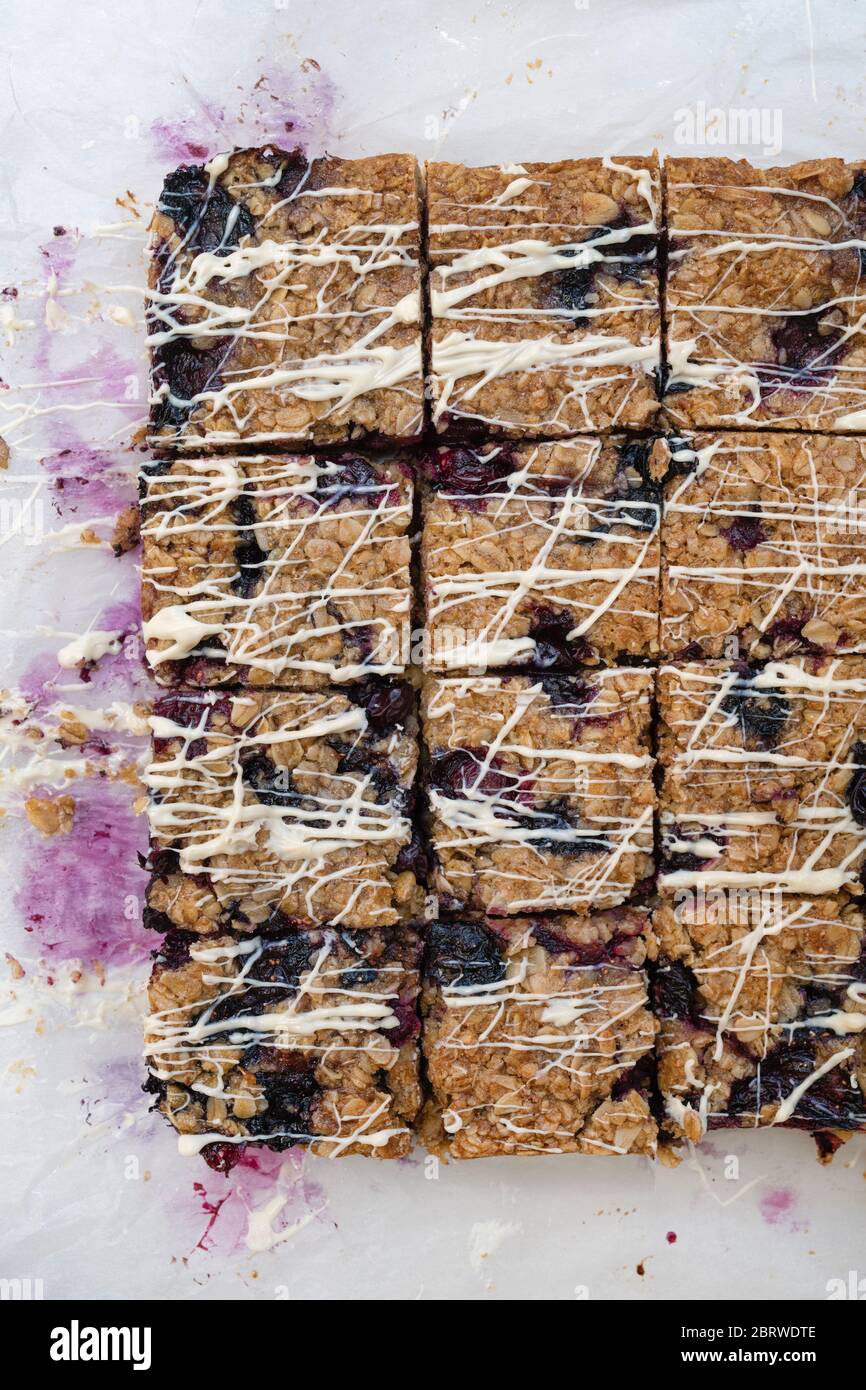 Hausgemachte Heidelbeer und weiße Schokolade Flapjacks Stockfoto