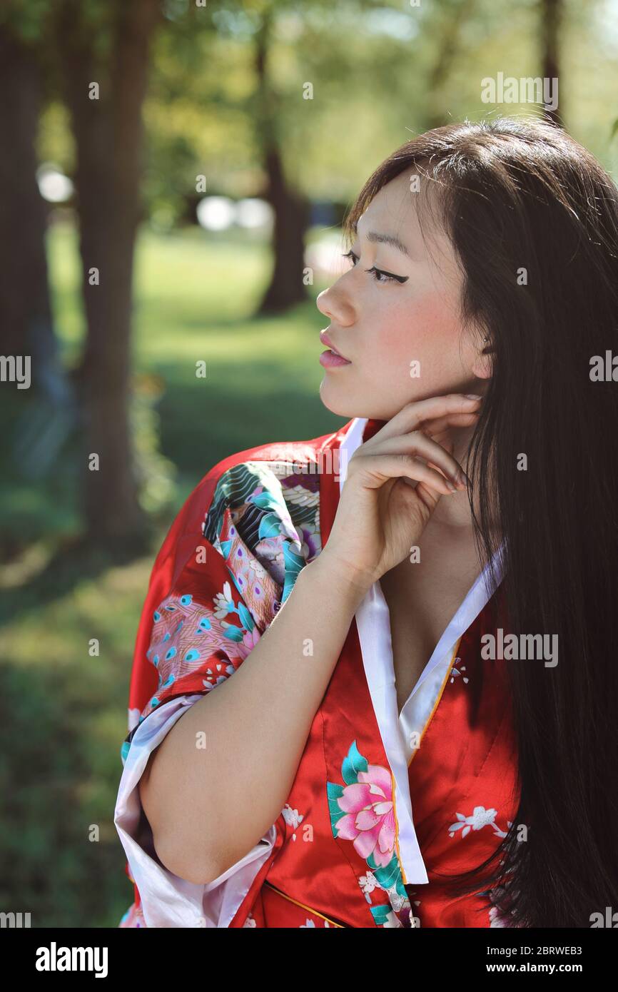 Schöne chinesische Frau im Freien Stockfoto