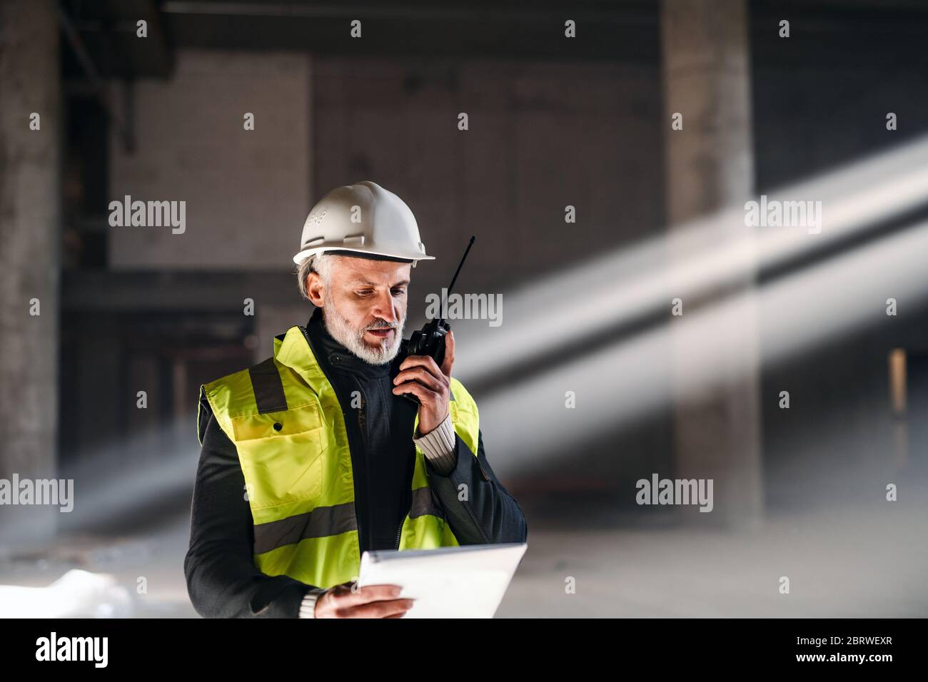 Man Ingenieur mit Walkie Talkie auf der Baustelle. Stockfoto