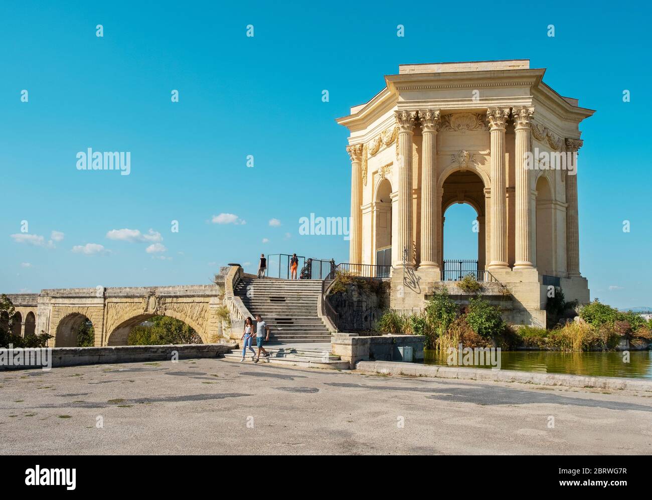 MONTPELLIER, Frankreich - 19. SEPTEMBER 2019: Ein Blick auf die Promenade du Peyrou Garten in Montpellier, Frankreich, Chateau de Eau, seine ikonische hervorheben Stockfoto