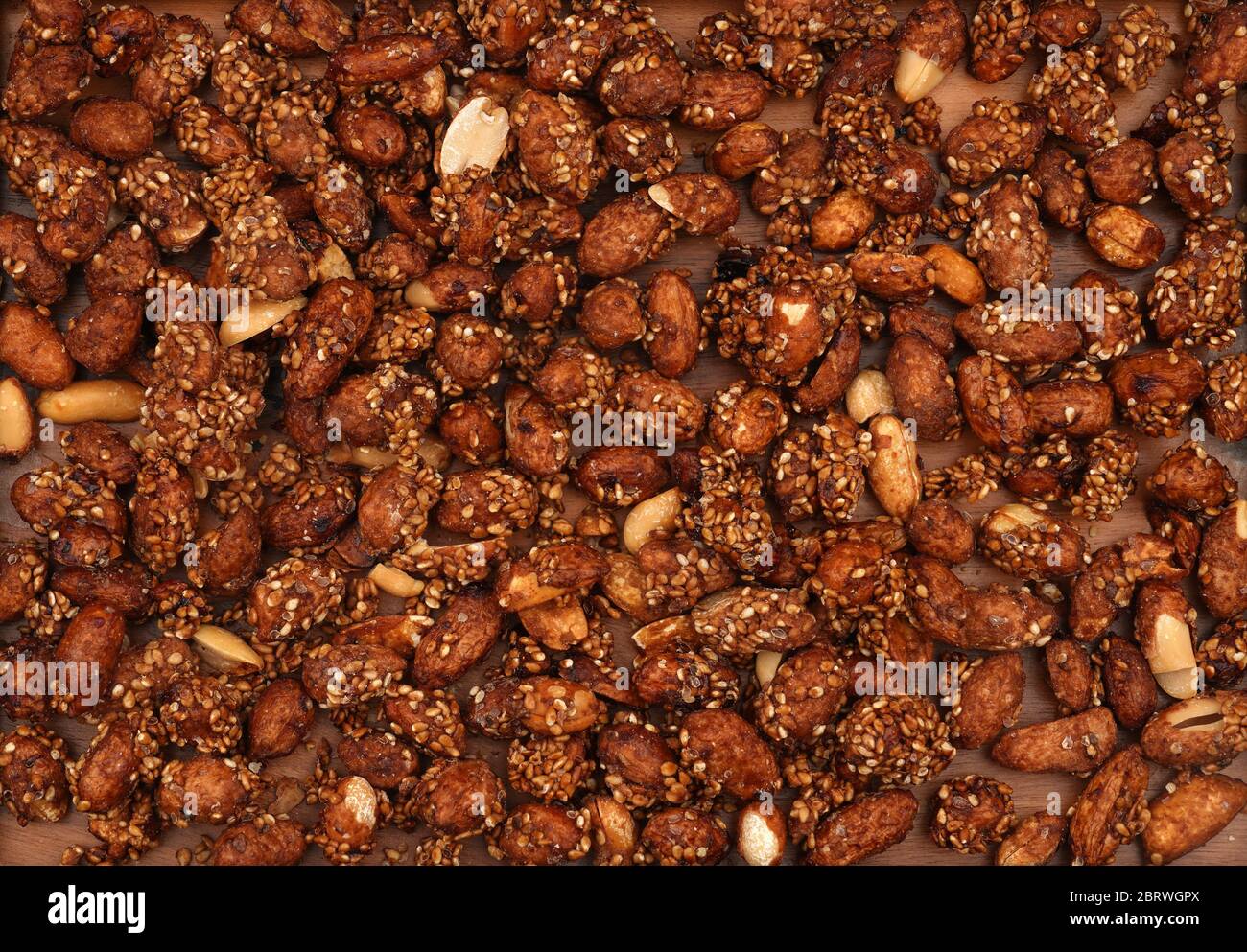 Bio-Sauce bedeckt Erdnüsse. Für Textur oder Hintergrund. Stockfoto