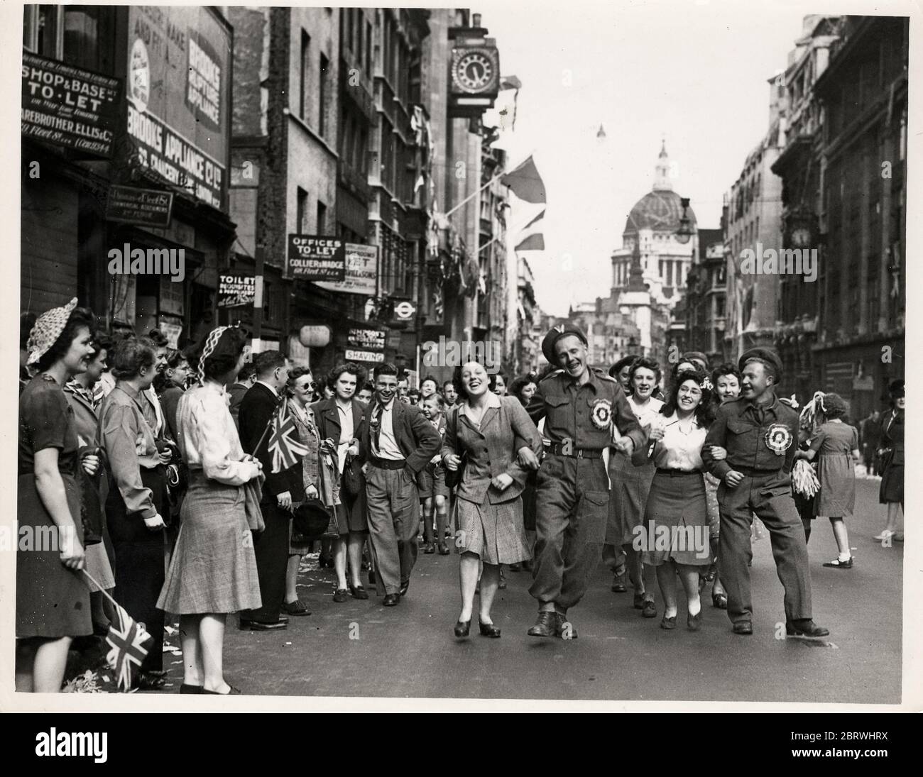 Vintage World war II Photograph - 1945 VE Day Revelers in Fleet Street, London Stockfoto