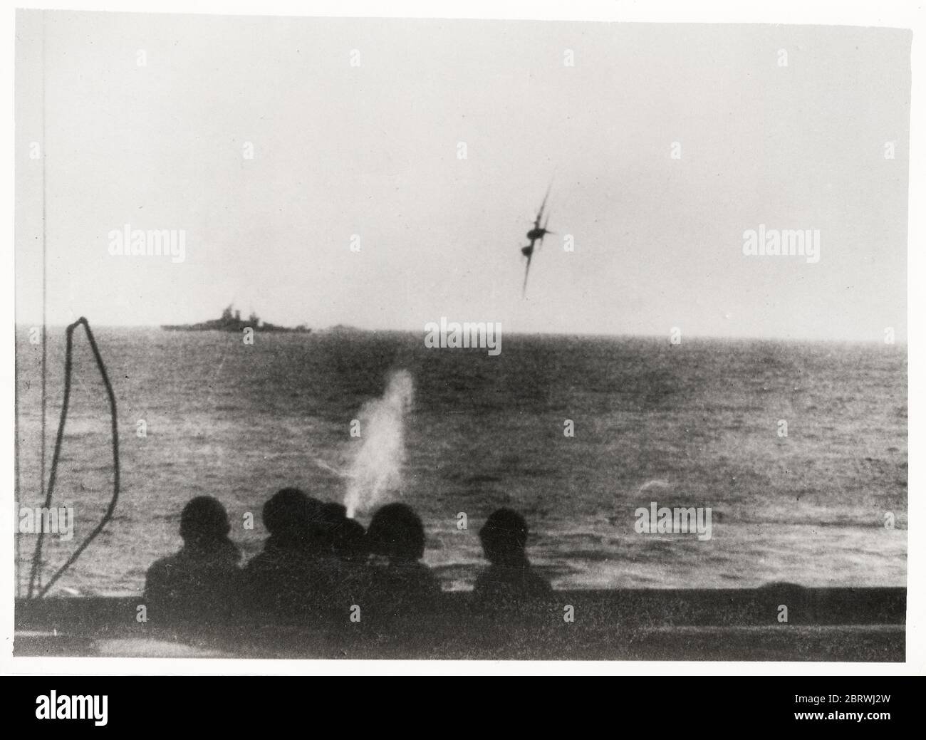 Vintage World war II Photograph - Japanischer Selbstmordkamikaze Angriff auf ein amerikanisches Schlachtschiff im Pazifik. Das Flugzeug wurde kurz vor dem Schiff abgesetzt. Stockfoto