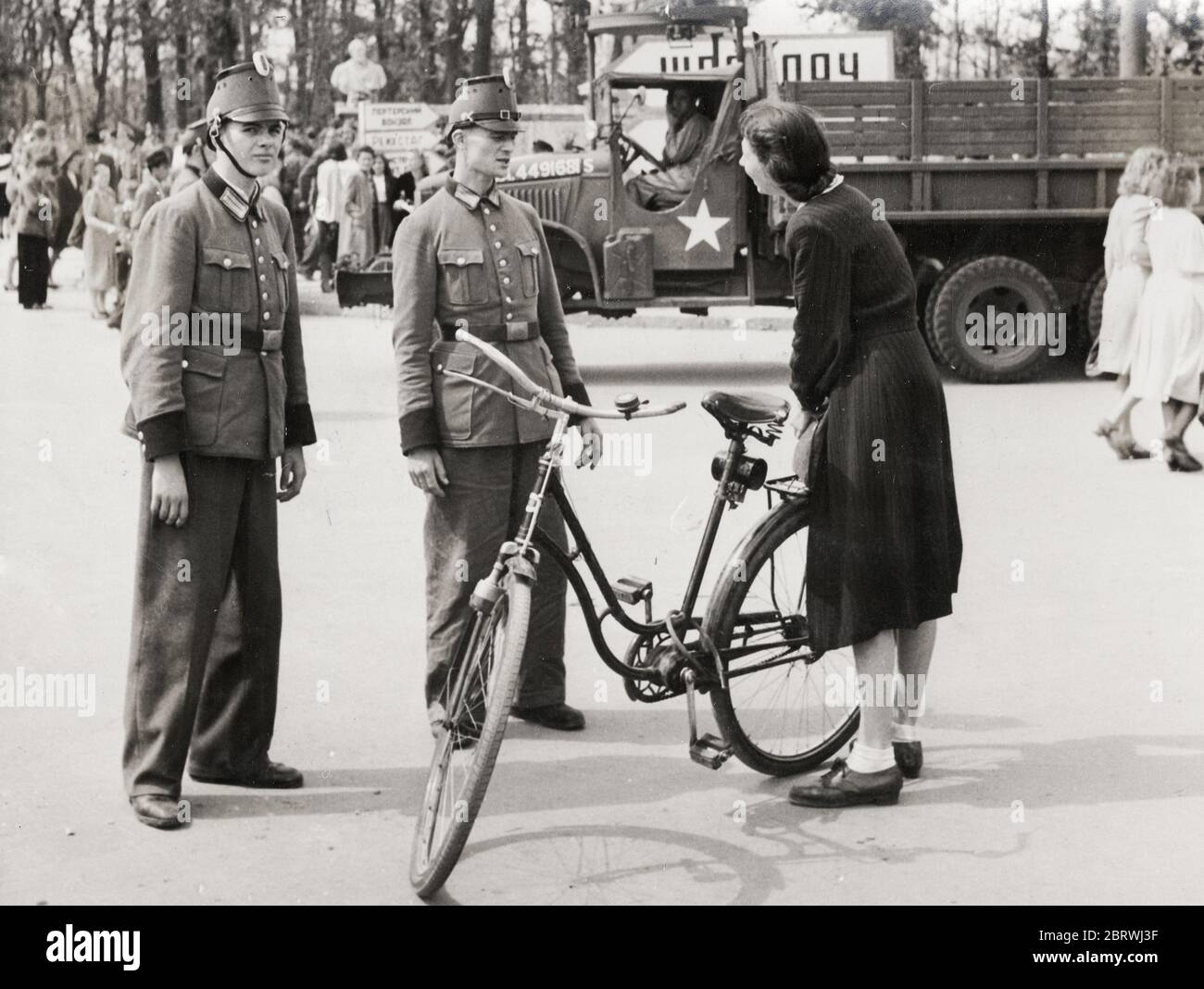 Vintage-Foto des Zweiten Weltkriegs - Deutsche Polizei befragen eine Frau im Reichstagsgarten Berlin bei einer Aktion gegen Schwarzmarktführer. August 1945 Stockfoto
