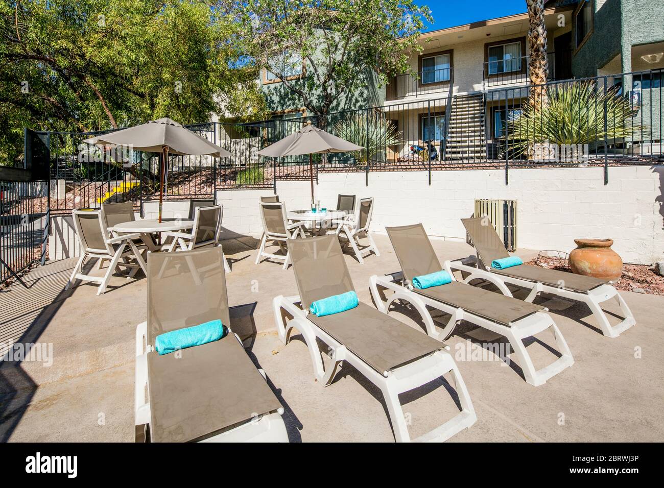 Pool und Liegewiese fotografiert bei Sunset Winds Apartments Henderson, NV, USA Stockfoto