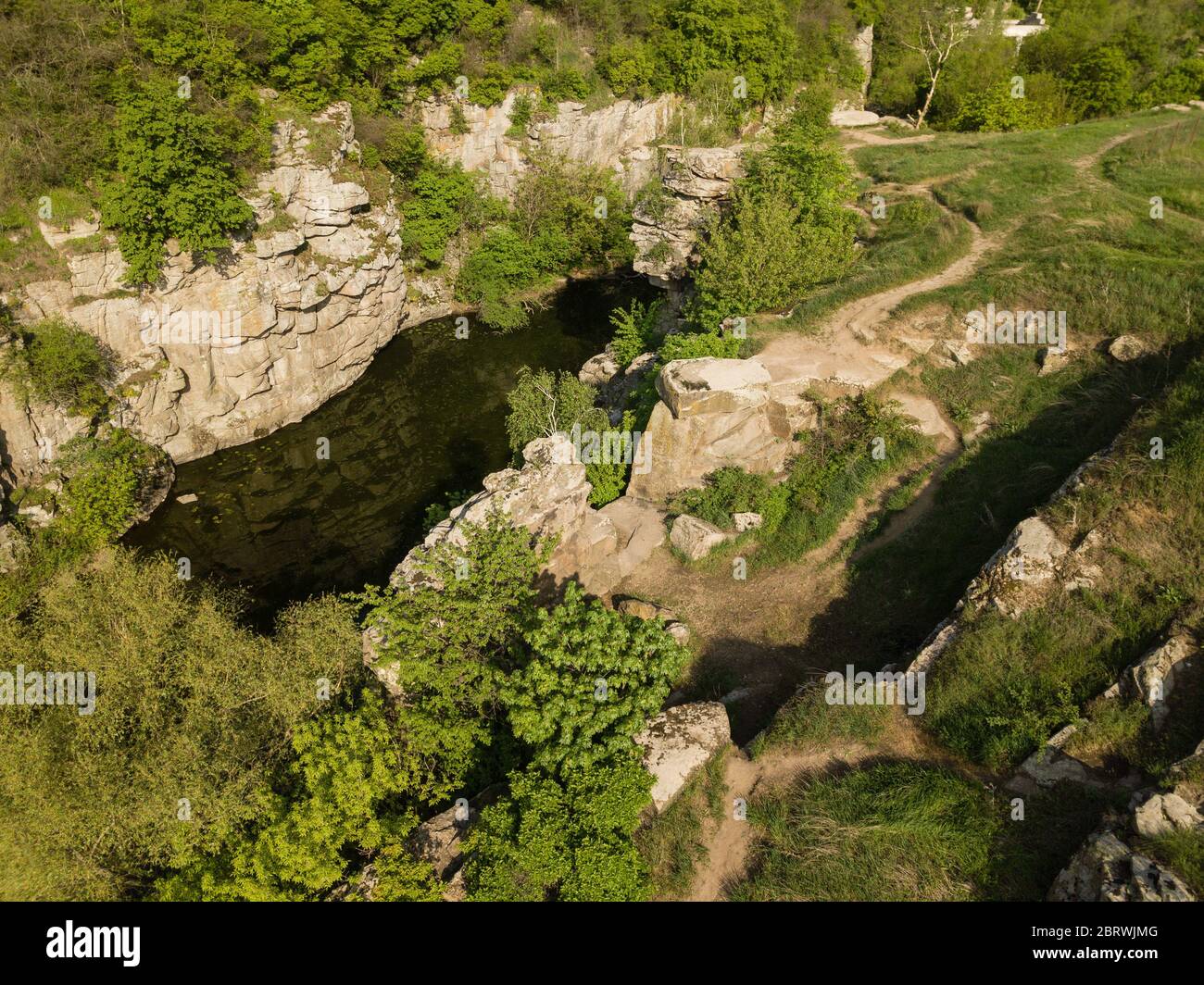 Atemberaubende Aussicht auf den Buky Canyon an sonnigen Tagen. Buki-Schlucht am Fluss Hirskyi Tikich, Tscherkassy, Ukraine Stockfoto