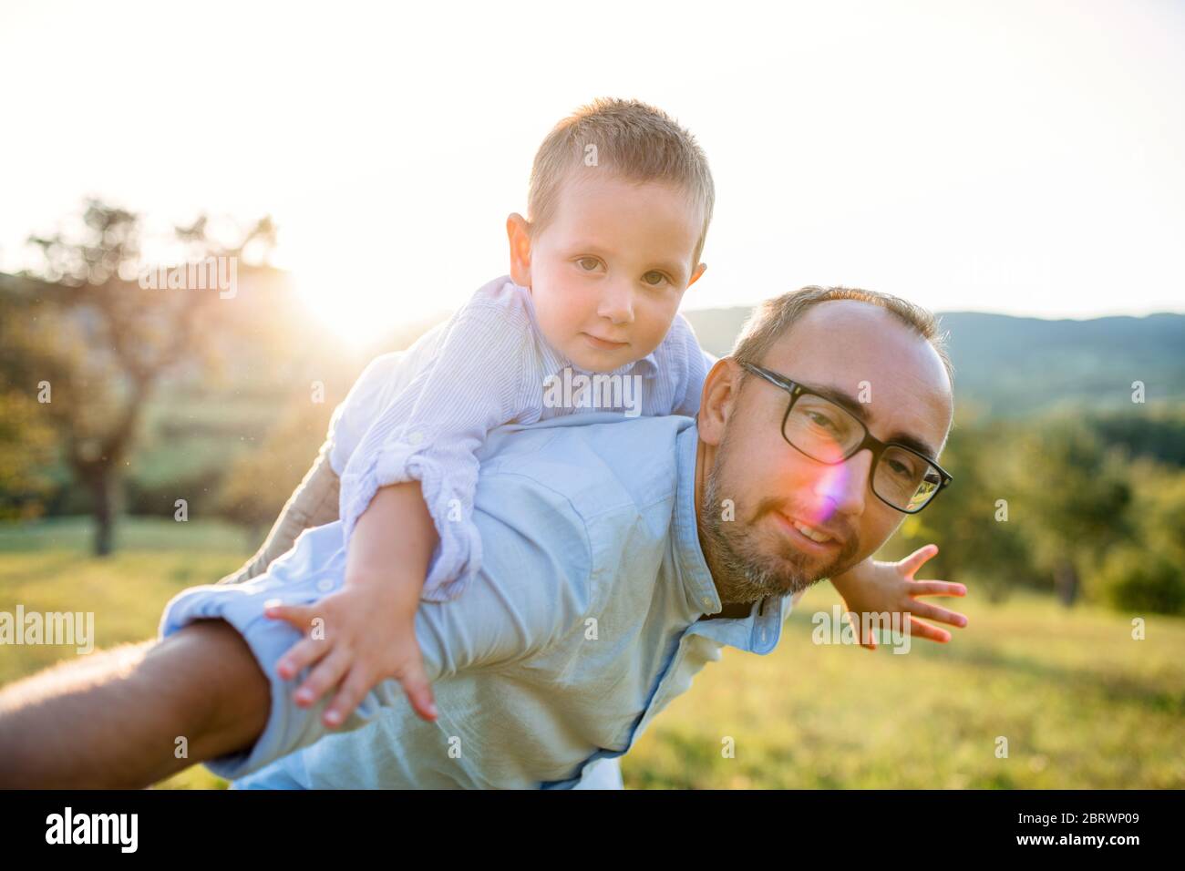 Vater mit kleinen Kleinkind Sohn auf Spaziergang auf der Wiese im Freien, Spaß zu haben. Stockfoto