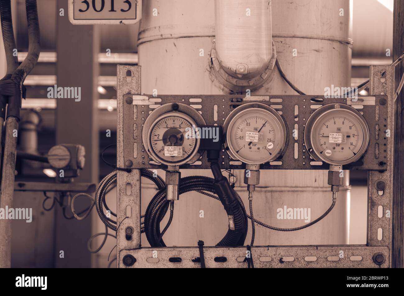 Industrieanlagen mit Manometer. Stockfoto